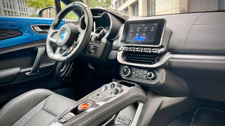 Das Zentraldisplay ist für den heutigen Geschmack eine Nummer zu klein. Mit komfortablen Sitzen und guter Verarbeitung punktet der Franzose.