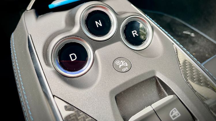 Per Drucktaste werden die Fahrstufen des obligatorischen Siebengang-Doppelkupplungsgetriebes gewählt.