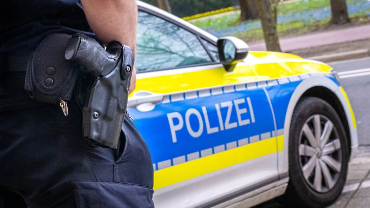 Die Polizei machte zunächst keine Angaben zur Summe des gestohlenen Geldes.