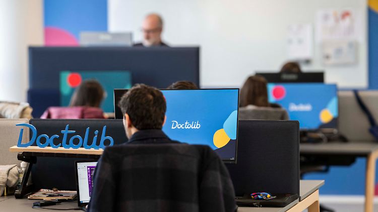 Doctolib will den Ärzten nicht nur die Arbeit der Terminvergabe erleichtern, sondern unter anderem auch die Kommunikation mit den Patienten und den sicheren Versand von Dokumenten. 