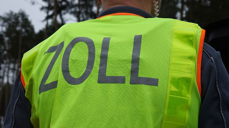 Zollfahnder stellten bei der Durchsuchung 300.000 Euro Bargeld sicher.