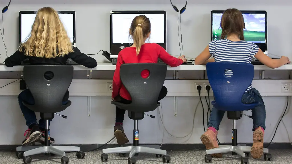Schuelerinnen-arbeiten-in-einem-Klassenraum-einer-Grundschule-an-Computern