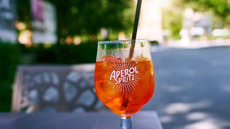 Eisgekühlt ist Aperol Spritz für manche das Getränk des Sommers.