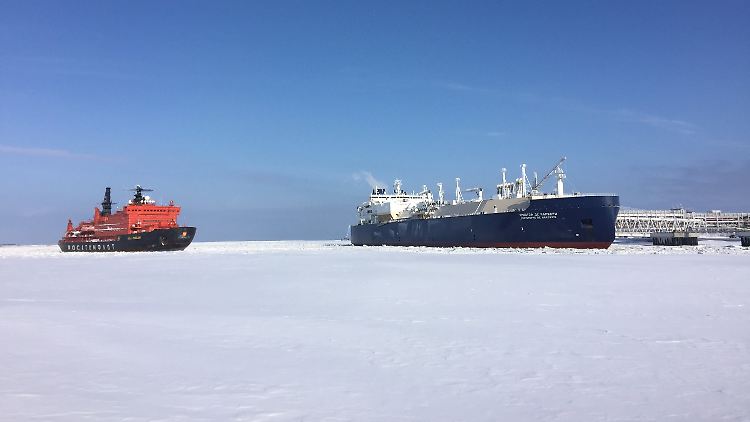 Der Gastanker "Christophe de Margerie" (rechts) 2017 im Hafen von Sabetta auf der Jamal-Halbinsel im Norden Russlands.