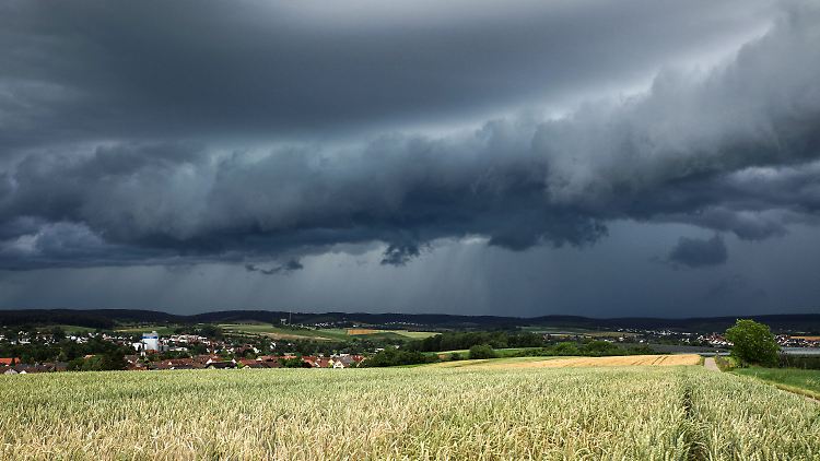 Beeindruckendes Bild, jedoch auch wirklich gefährlich: Die Unwetterlage beherrscht auch am Wochenende das Land.
