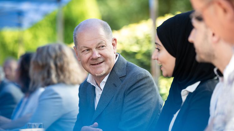 Der Kanzler war trotz Schramme in Plauderlaune. 
