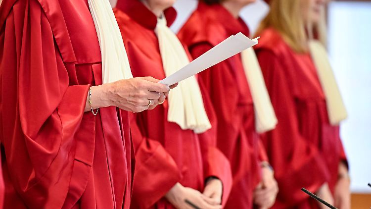 "Maja" sei knapp eine Stunde vor dem Urteil des Bundesverfassungsgerichts an die ungarischen Behörden übergeben worden, heißt es.