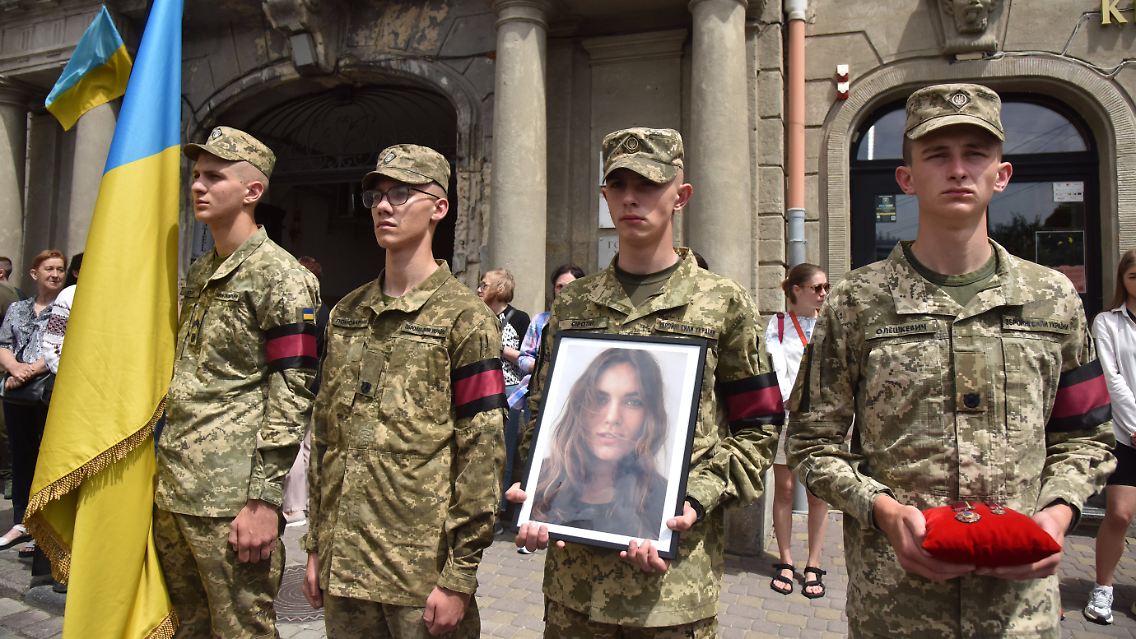 Soldaten halten ein Porträt der Kampfsanitäterin Iryna Tsybukh während ihrer Beerdigung Anfang Juni 2024 in Lviv.