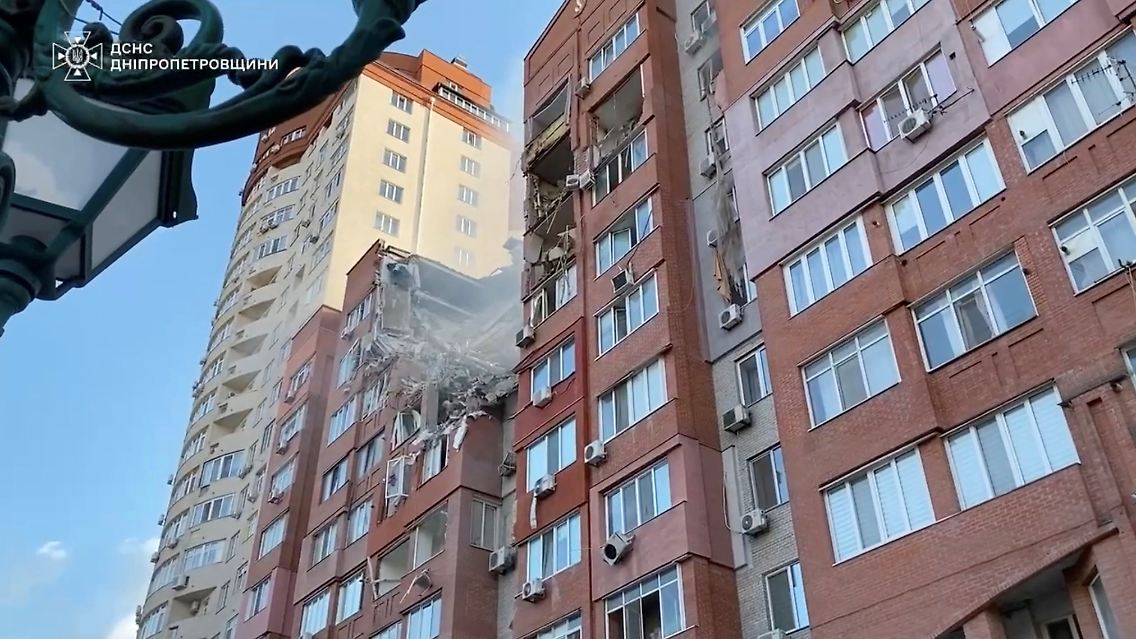 Ein Blick auf das Wohnhaus in Dnipro, das von einer russischen Rakete getroffen wurde.