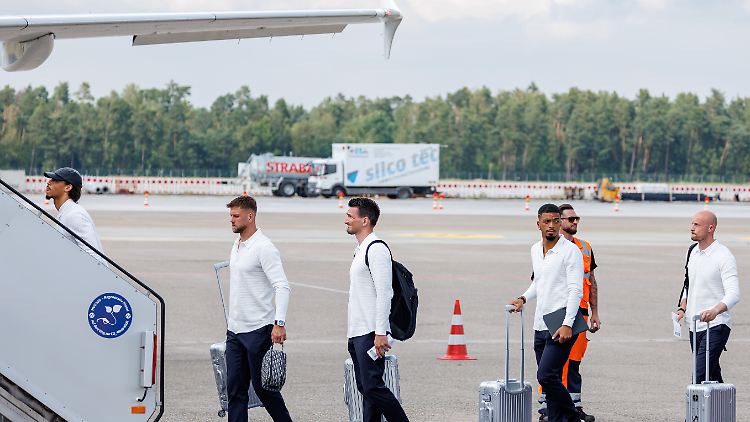 Die deutsche Nationalmannschaft reiste per Lufthansa-Maschine von Nürnberg nach Dortmund.