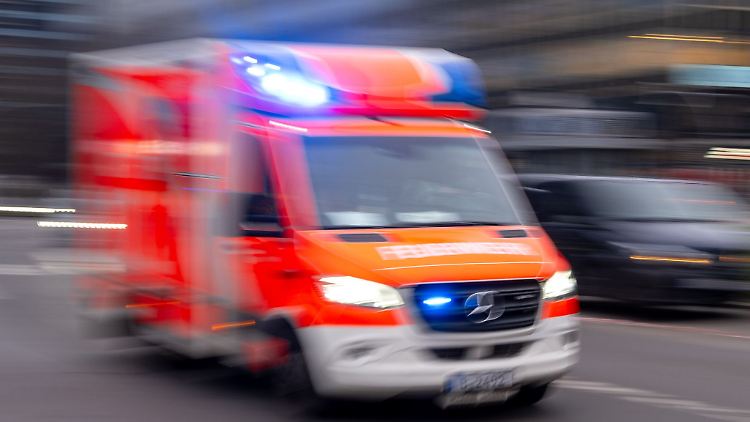 Ein Kellerraum der Gemeinschaftsunterkunft sei verraucht gewesen, offenes Feuer bereits erloschen gewesen. Menschen kamen dabei nicht zu Schaden.