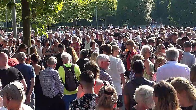 Trauernde versammeln sich im Kurpark von Bad Oeynhausen. 