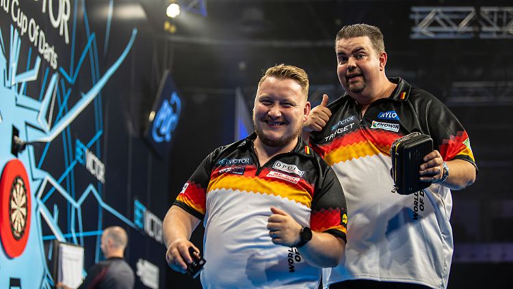 Martin Schindler und Gabriel Clemens haben sich für das Achtelfinale bei der Team-WM im Darts qualifiziert.