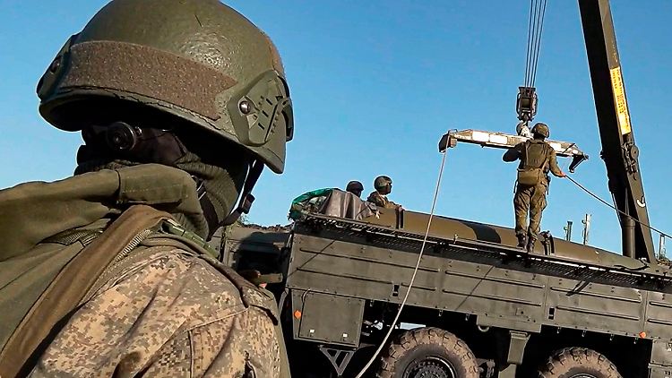 Auf diesem Anfang des Monats vom russischen Verteidigungsministeriums veröffentlichten Bild bereiten russische Truppen einen Raketenwerfer für gemeinsame russisch-belarussische Übungen vor.