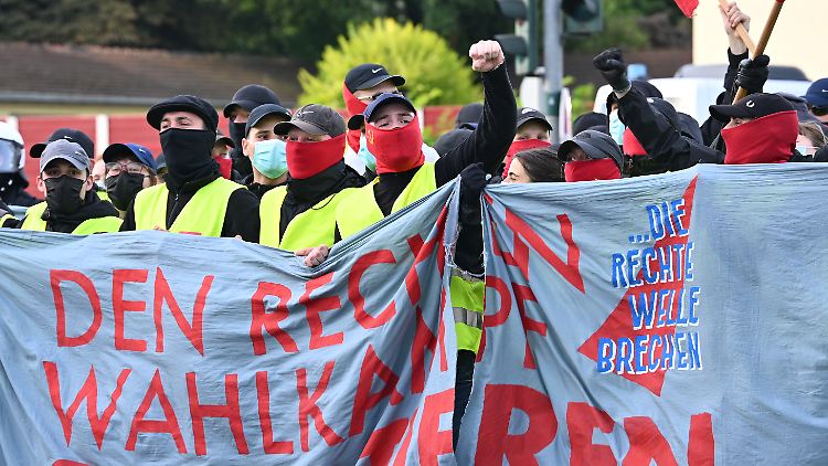 "Den rechten Wahlkampf sabotieren - die rechte Welle brechen" steht auf dem Transparent der AfD-Gegner.