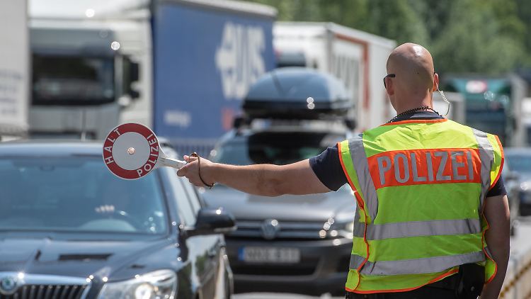 In den ersten drei Wochen der EM-Kontrollen wurden nach Angaben der Bundespolizei rund 830.000 Kontrollen durchgeführt und dabei 603 offene Haftbefehle vollstreckt.