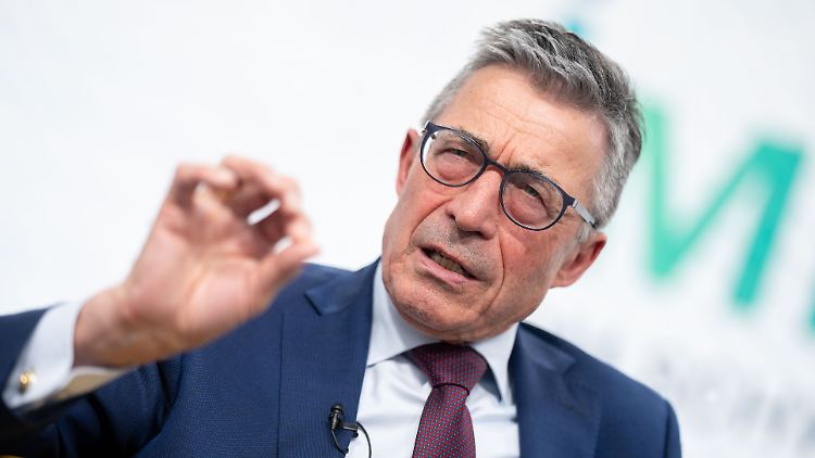 Anders Fogh Rasmussen war von 2009 bis 2014 NATO-Generalsekretär, zuvor war er seit 2001 Ministerpräsident seines Heimatlandes Dänemark. Nach seiner Zeit bei der NATO gründete er die Beratungsfirma Rasmussen Global. Rasmussen berät auch die ukrainische Regierung.