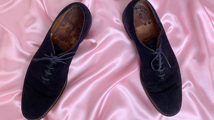 Fast wie neue: blaue Wildlederschuhe, in denen einst Elvis' Füße steckten.