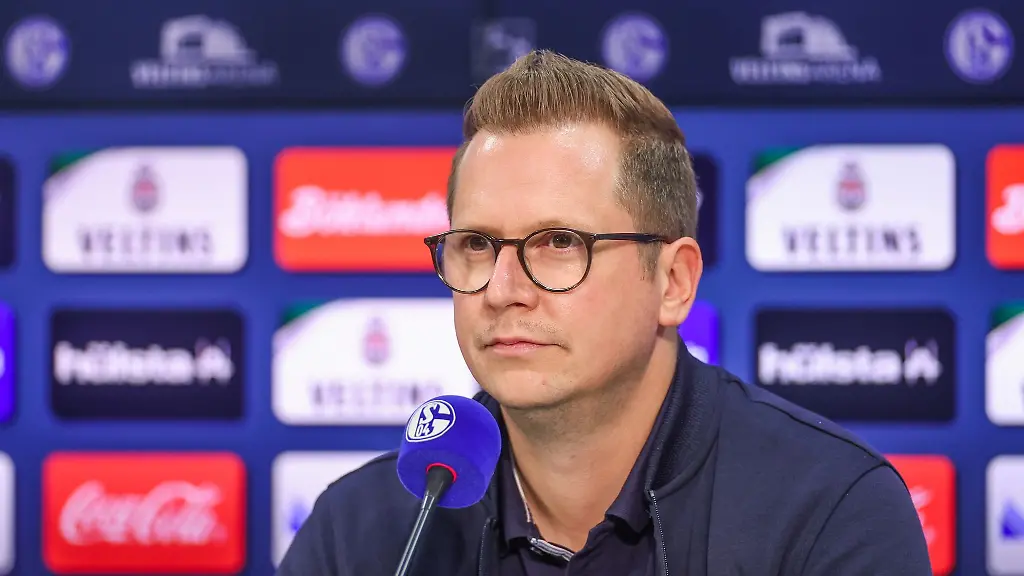 Schalkes-Sportdirektor-Andre-Hechelmann-nimmt-an-der-Pressekonferenz-teil