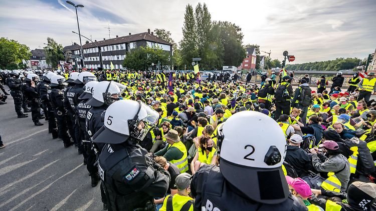 Protestler versuchen, die Zufahrt zum Versammlungsort zu blockieren.