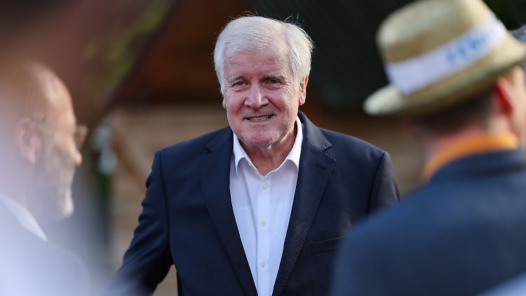 Horst Seehofer appelliert an die Zusammenarbeit aller Demokraten bei den wichtigen Themen. Dann müsse man sich um die Extremisten keine Gedanken mehr machen.