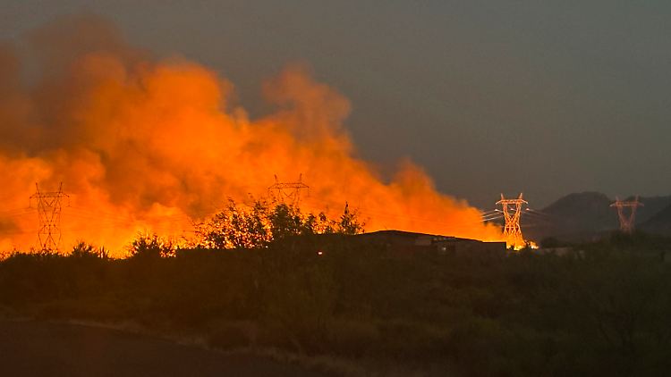 Die Flammen wüten nordöstliche der Großstadt Phoenix.