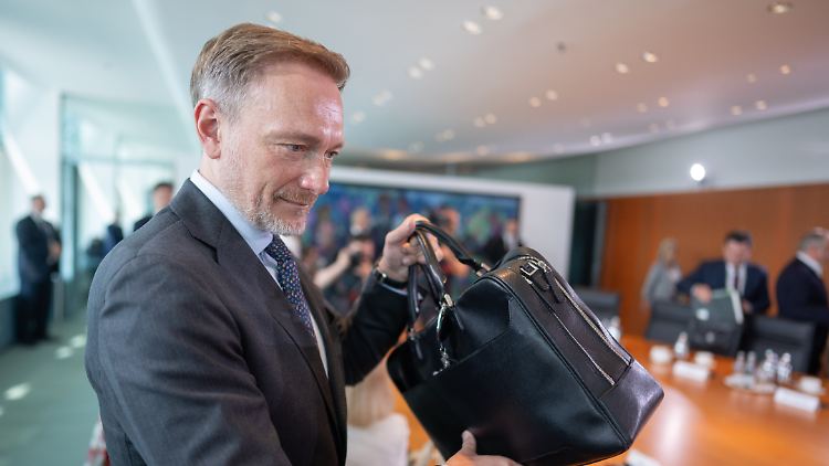 Für die arbeitende Bevölkerung werde es im kommenden Jahr "spürbare steuerliche Entlastungen" geben, verspricht Lindner.