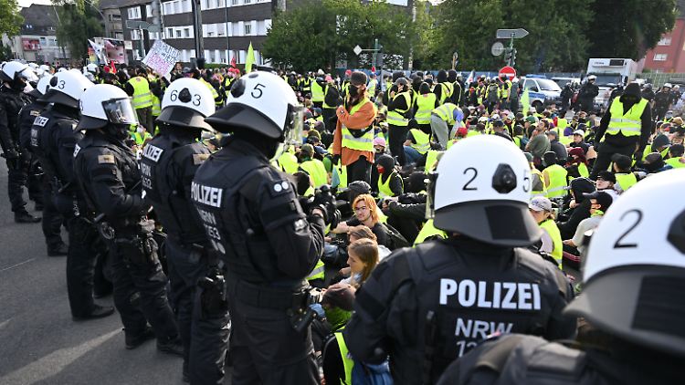 Demonstranten blockieren eine Zufahrtsstraße zum Gelände des AFD-Parteitags. Am Morgen kommt es zu einem ersten Zusammenstoß mit der Polizei.