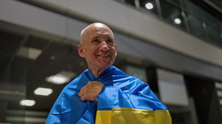 Einer der aus russischer Gefangenschaft zurückkehrten Priester am Flughafen von Kiew.