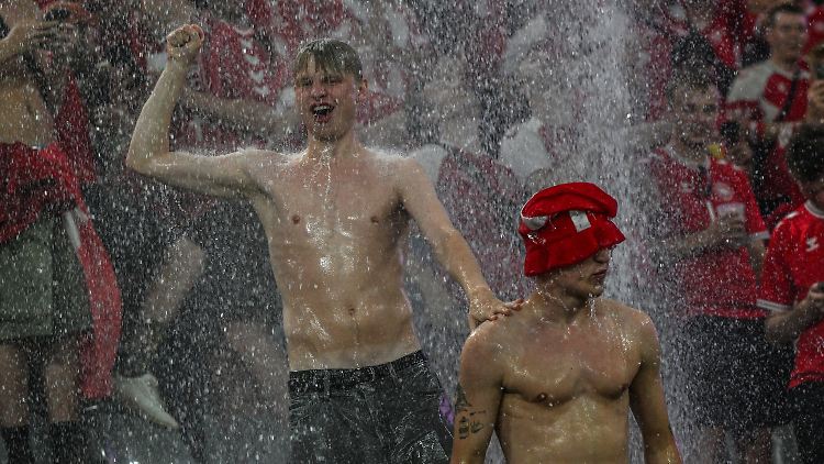 Dänische Fans schienen di e Dusche zu genießen.