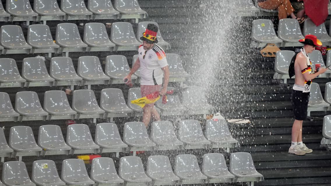 Viele Fans fliehen von ihren Plätzen.