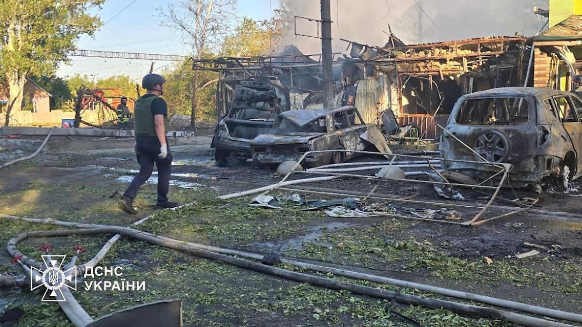 Auch geparkte Autos wurden getroffen und in Brand gesetzt.