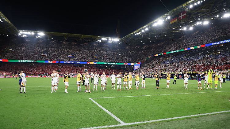 Während die DFB-Elf ihren Einzug ins EM-Viertelfinale feierte, wurde ein Mann festgenommen, der aufs Stadiondach gelangt war.