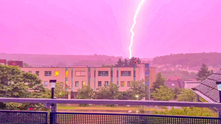 Farbiges Blitzspektakel über Saarbrücken: Eine Superzelle überquert die Stadt. 