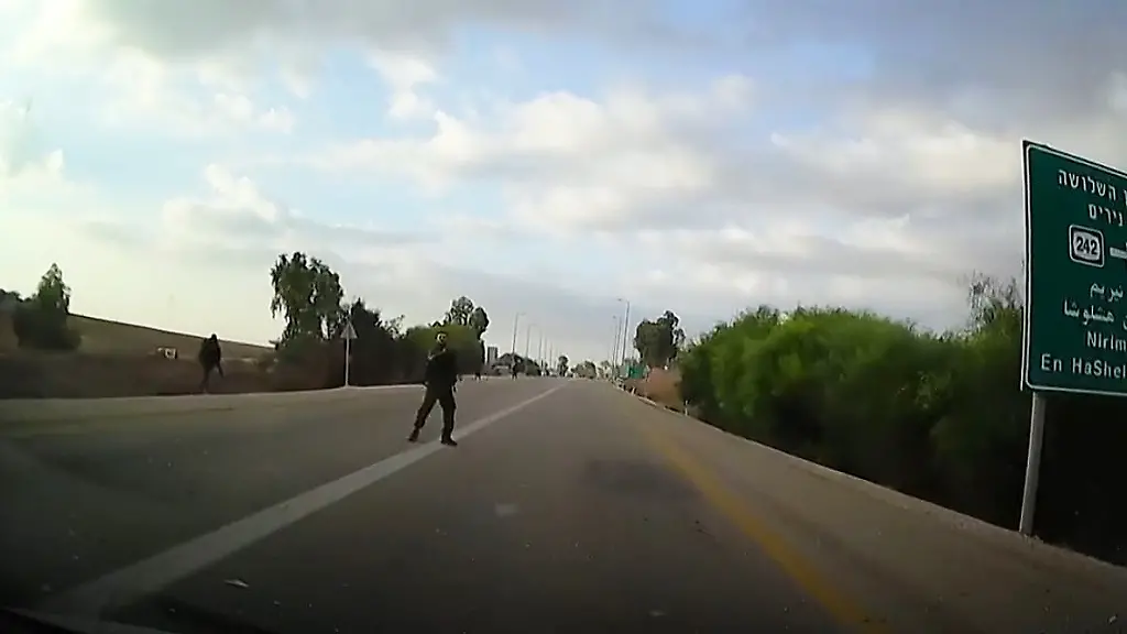 Der-Hamas-Kaempfer-feuert-auf-das-mit-Zivilisten-besetzte-Auto