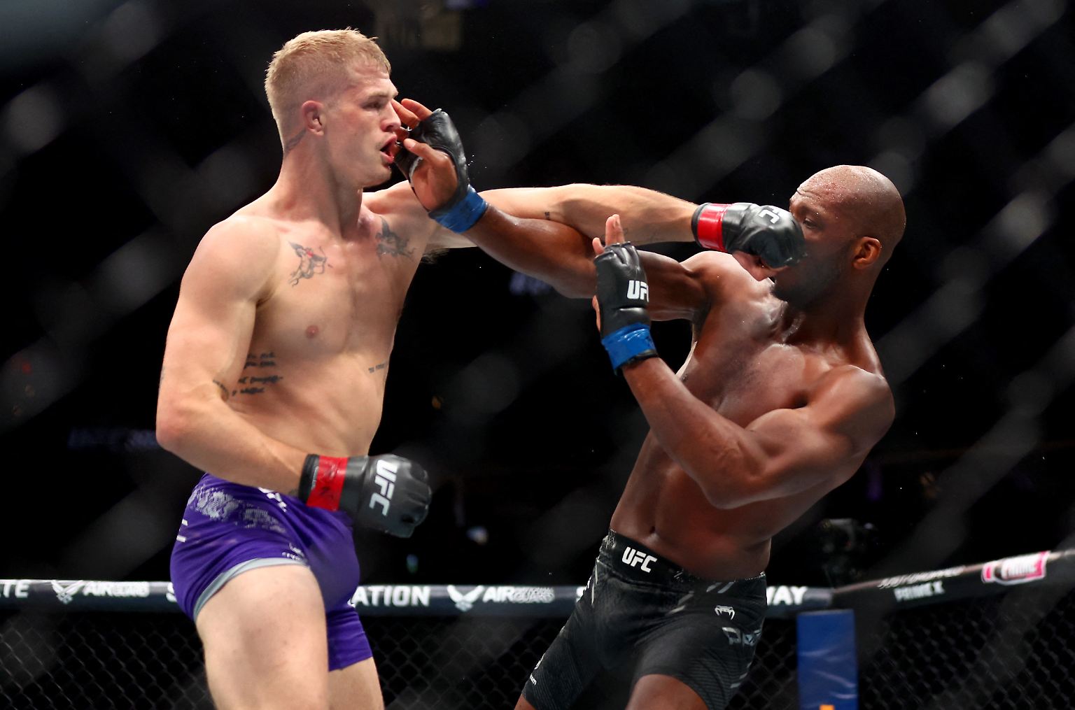 Mit Ian Machado Garry und Michael Page standen sich zu Beginn der Main Card bei UFC 303 zwei Striker gegenüber. Im Stand blieb der Kampf aber nicht lange. Denn ...