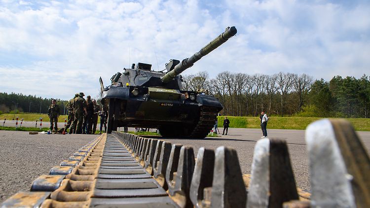 Ukrainische Soldaten arbeiten an einem Kampfpanzer vom Typ Leopard 1 A5.