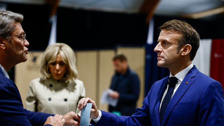 Präsident Macron war mit der Gattin Brigitte wählen.