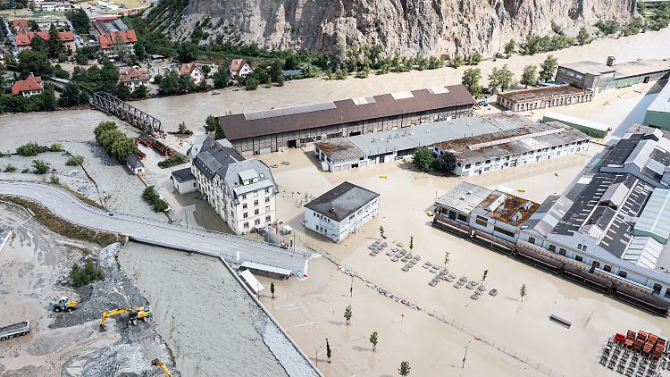 Auch im Kanton Wallis gab es schwere Regenfälle. Unter anderem traten die Rhone (l.) und der Fluss Navizence) über die Ufer getreten.