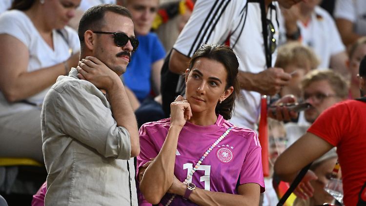 Lisa Müller besuchte das Spiel in Begleitung ihres Fluglehrers.