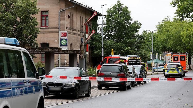 Der Bahnhof in Lauf an der Pegnitz ist gesperrt. Die Polizei ist mit zahlreichen Kräften im Einsatz. 