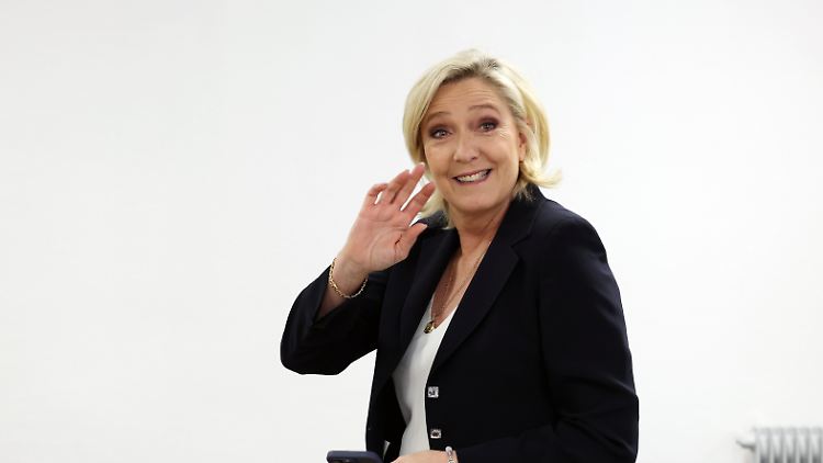 Muss nicht in die Stichwahl: Marine Le Pen bei der Stimmabgabe in ihrem Wahlkreis.
