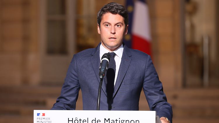 Gabriel Attal spricht im Innenhof der Residenz des Premierministers.