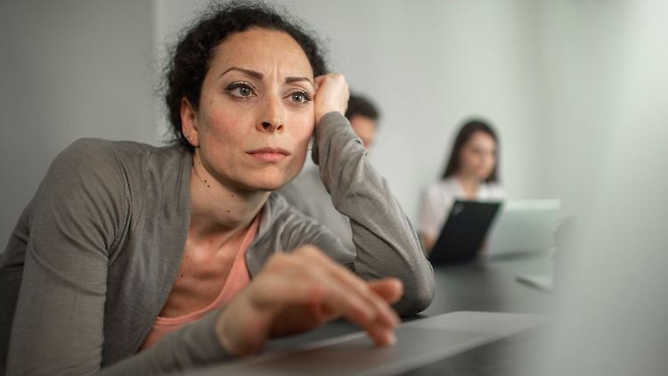 Motivationstief direkt nach dem Urlaub? Ein sanfter Übergang in den Arbeitsalltag beugt dem Post-Holiday-Blues  vor.
