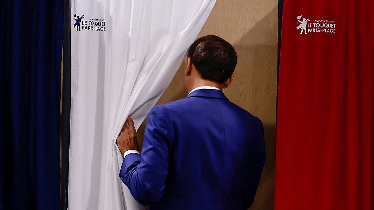 Macrons Regierungslager landete bei den Parlamentswahlen mit etwa 21 Prozent abgeschlagen auf Platz drei.