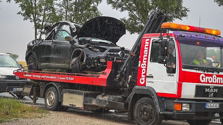 Bei den Insassen des Unfallfahrzeugs soll es sich um junge Menschen handeln.