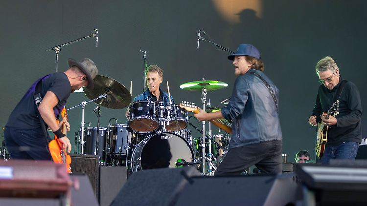 Eddie Vedder (2.v.r.) und seine Mannen von Pearl Jam werden vorerst nicht in Deutschland auftreten.