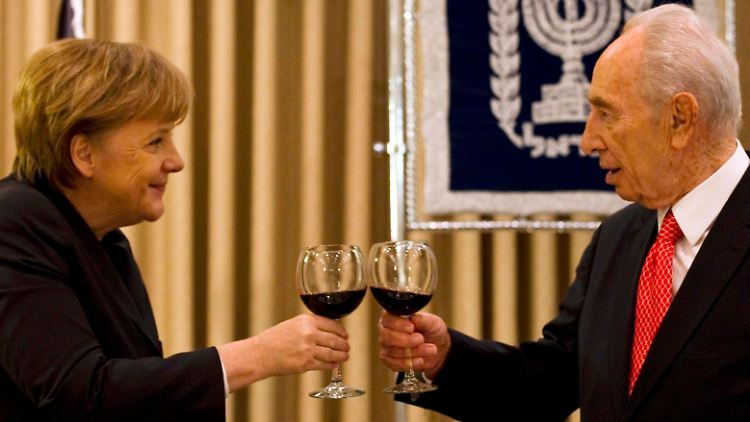 Auf die Freundschaft: Merkel besucht Israels Präsident Peres.
