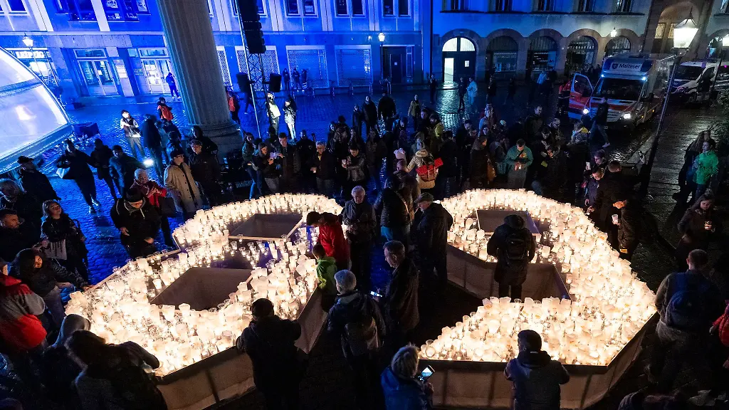Buergerinnen-und-Buerger-gestalten-im-Hof-der-Nikolaikirche-in-Lepzig-eine-89-aus-Kerzen