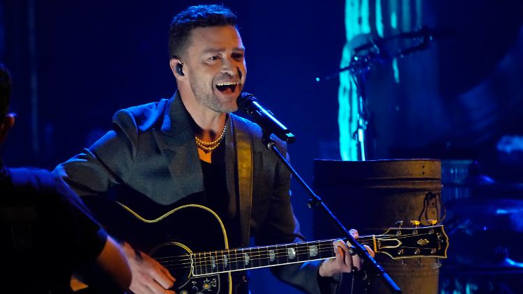 Macht sich über die Negativschlagzeilen auf der Bühne lustig: Justin Timberlake (Foto von einem Auftritt im April in Los Angeles). 